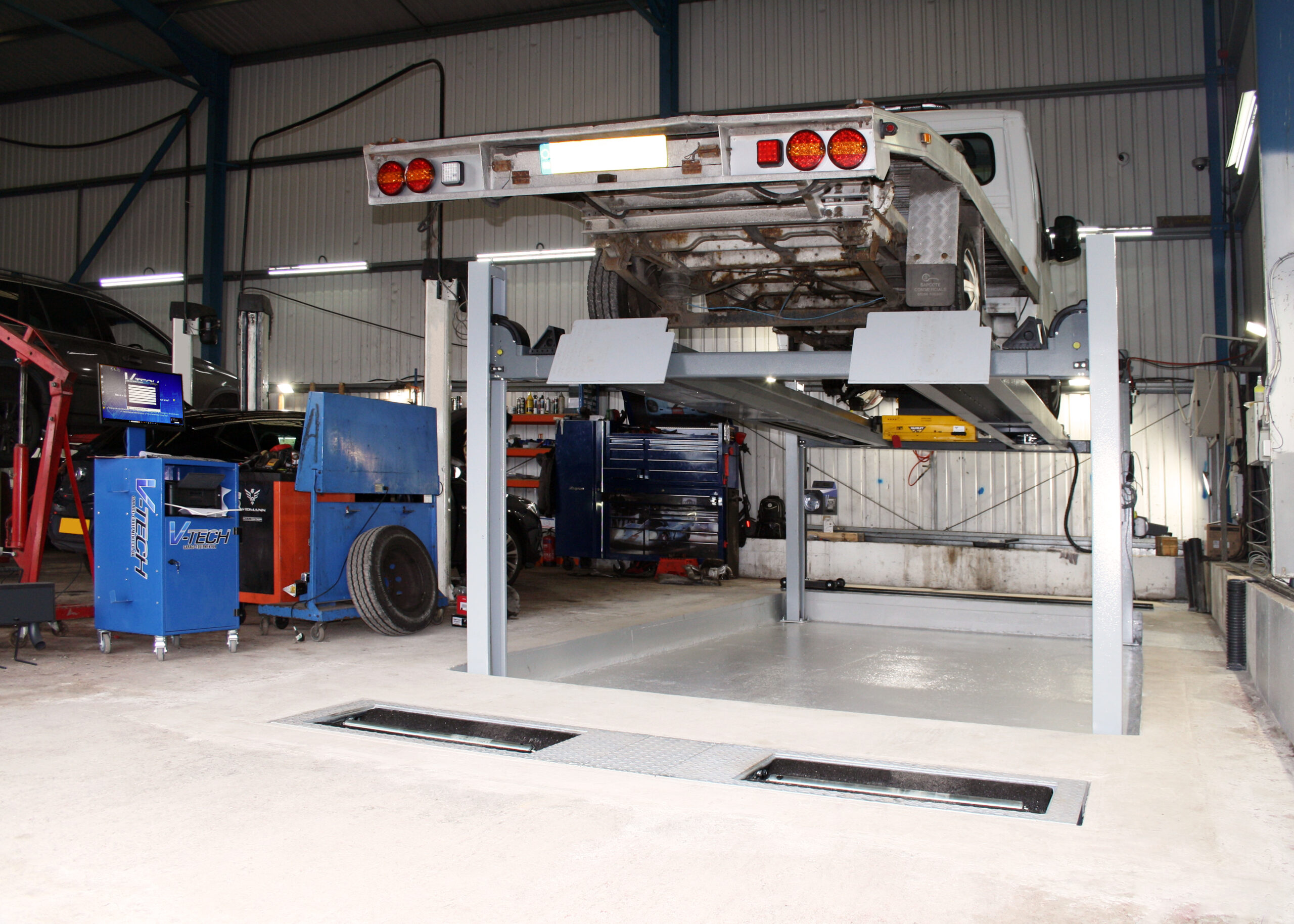 At the heart of the installation is our Italian Class 7 4-post ATL lift with 5.7m-long platforms, complete with radius plates and play detectors